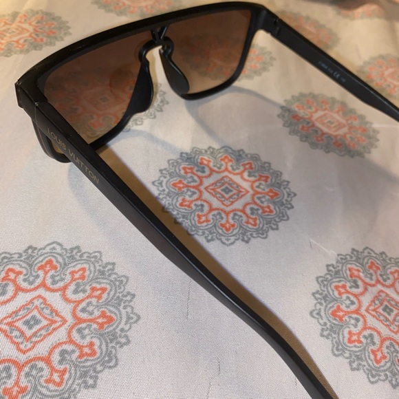 Louis Vuitton Sunglasses like new - Picture 9 of 11